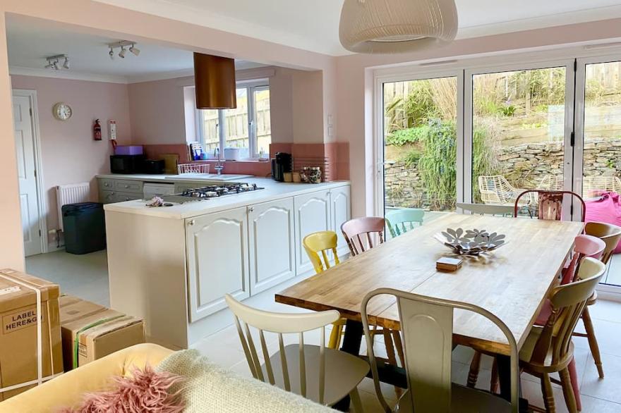Luxury Cottage with hot tub -3 min walk to the beach