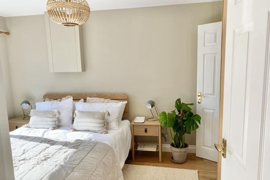 Luxury Cottage with hot tub -3 min walk to the beach