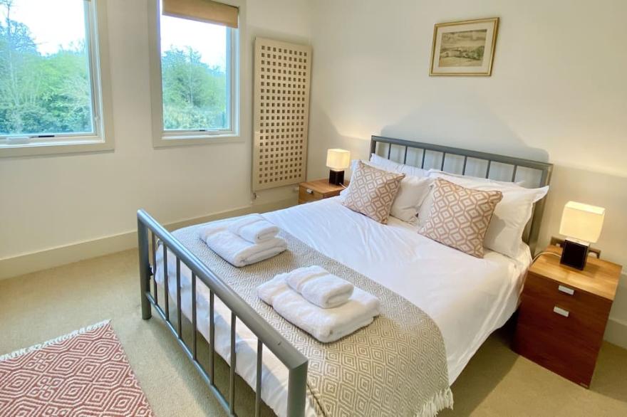 Large 4 Bedroom Lakeside Holiday lodge in the Cotswold. Sleeps 8-10