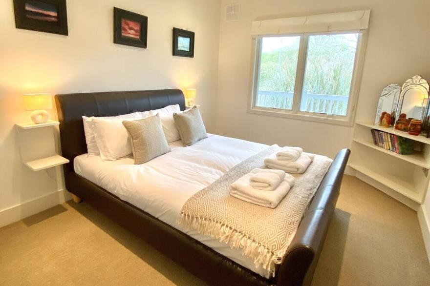 Large 4 Bedroom Lakeside Holiday lodge in the Cotswold. Sleeps 8-10