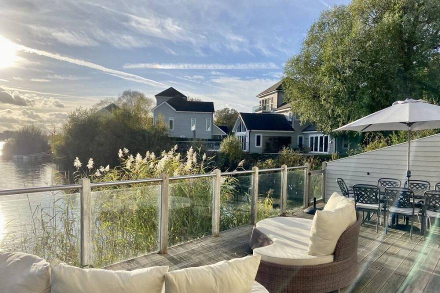 Large 4 Bedroom Lakeside Holiday lodge in the Cotswold. Sleeps 8-10