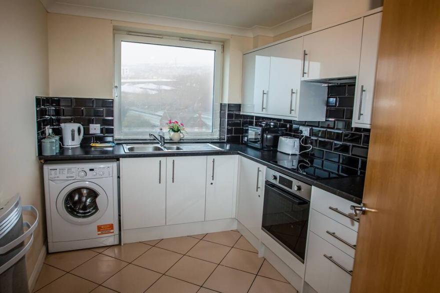 Cosy 2 bed flat near train station Basingstoke with Free Parking!