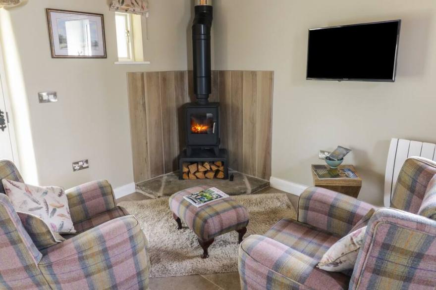 SAETR COTTAGE, pet friendly, with open fire in Bolton-By-Bowland