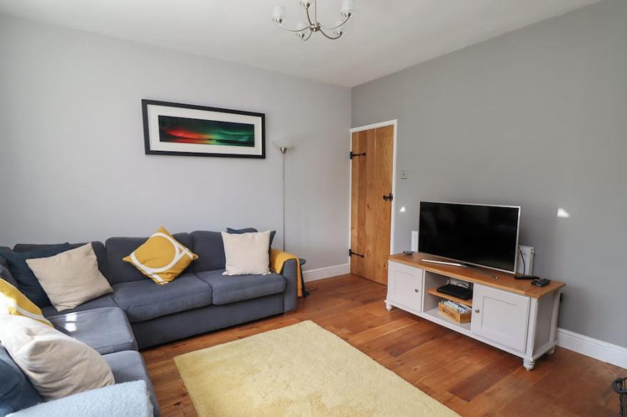 ALNSIDE COTTAGE, family friendly, with open fire in Alnmouth