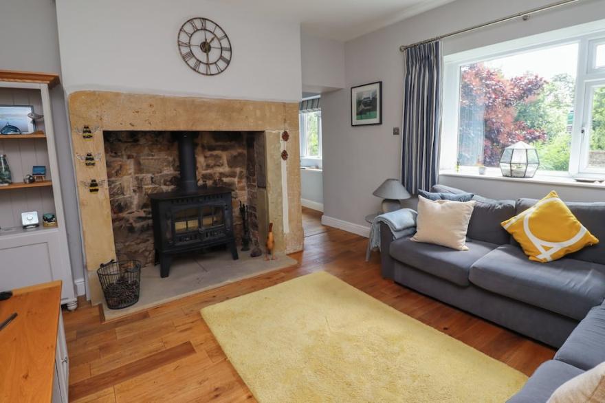ALNSIDE COTTAGE, family friendly, with open fire in Alnmouth