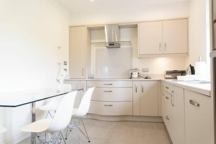 KEEPER'S VIEW, family friendly, country holiday cottage in Bamburgh