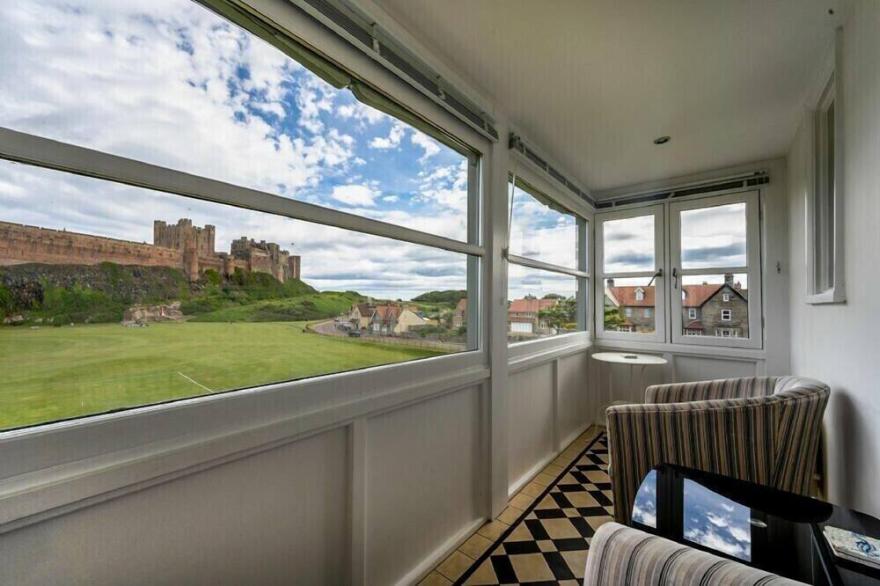 KEEPER'S VIEW, family friendly, country holiday cottage in Bamburgh