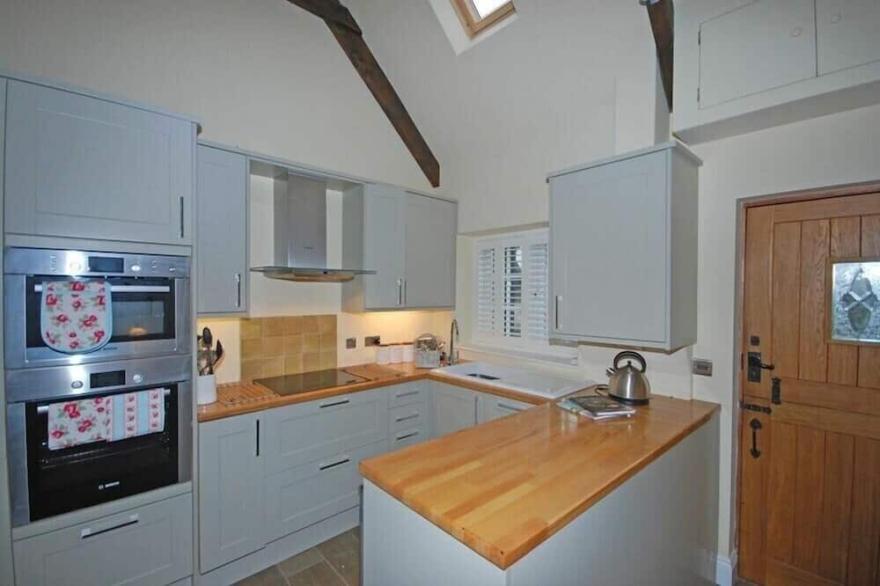 MARTINS COTTAGE, romantic, country holiday cottage in Alnmouth