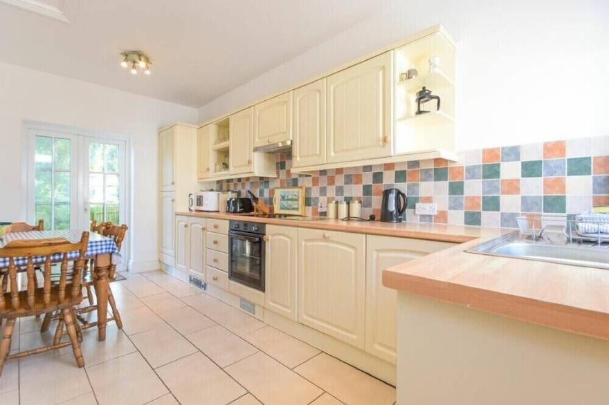 DUNLIN COTTAGE, pet friendly, country holiday cottage in Bamburgh