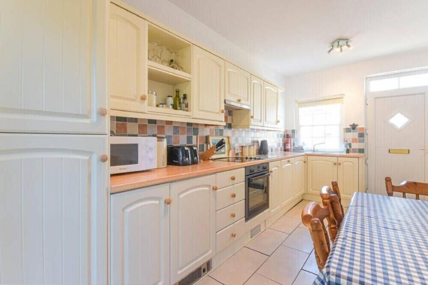 DUNLIN COTTAGE, pet friendly, country holiday cottage in Bamburgh
