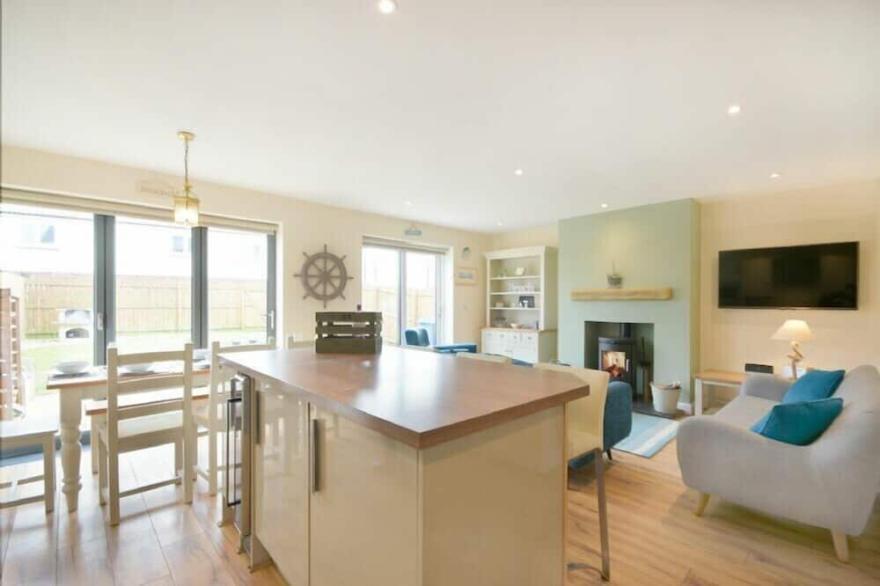 BEACH WALK, pet friendly, country holiday cottage in Beadnell