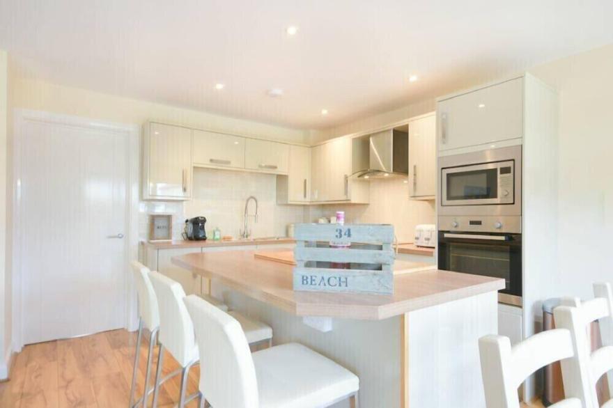 BEACH WALK, pet friendly, country holiday cottage in Beadnell