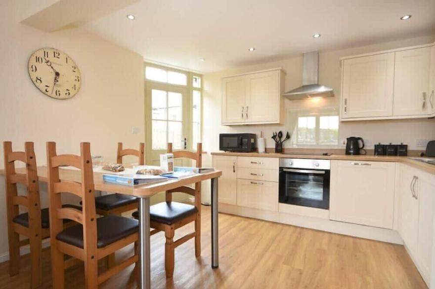 CASTLE VIEW (GLORORUM), pet friendly, with open fire in Bamburgh
