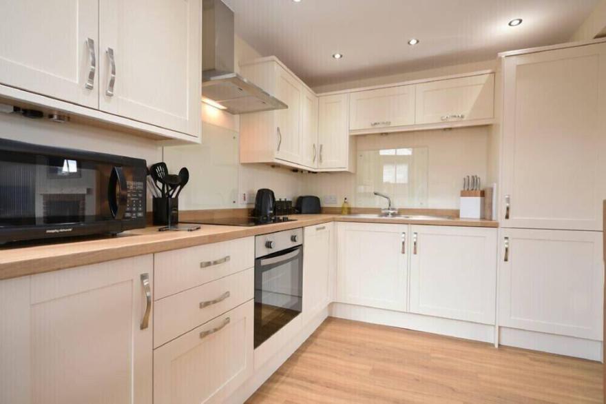 CASTLE VIEW (GLORORUM), pet friendly, with open fire in Bamburgh