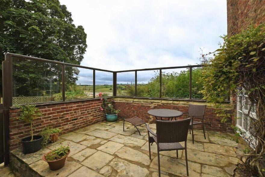 THE OLD WATCHTOWER, romantic, country holiday cottage in Alnmouth