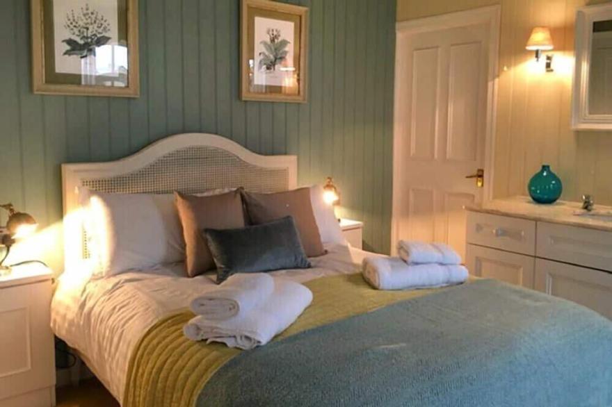 THE OLD WATCHTOWER, romantic, country holiday cottage in Alnmouth