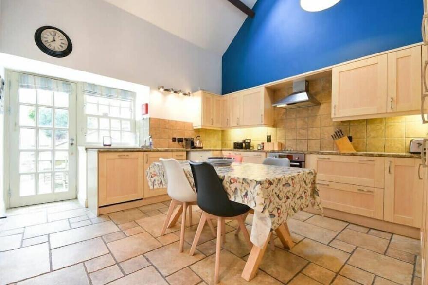 CORAL COTTAGE, pet friendly, country holiday cottage in Bamburgh