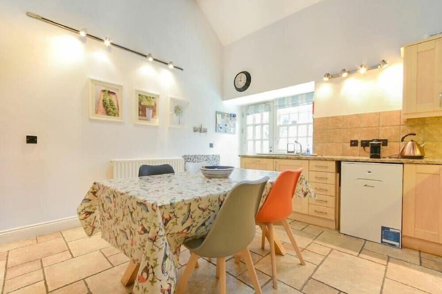 CORAL COTTAGE, pet friendly, country holiday cottage in Bamburgh