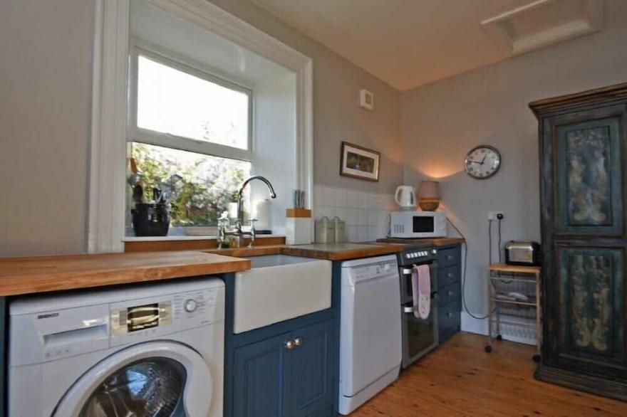 PEBBLE COTTAGE, pet friendly, country holiday cottage in Boulmer