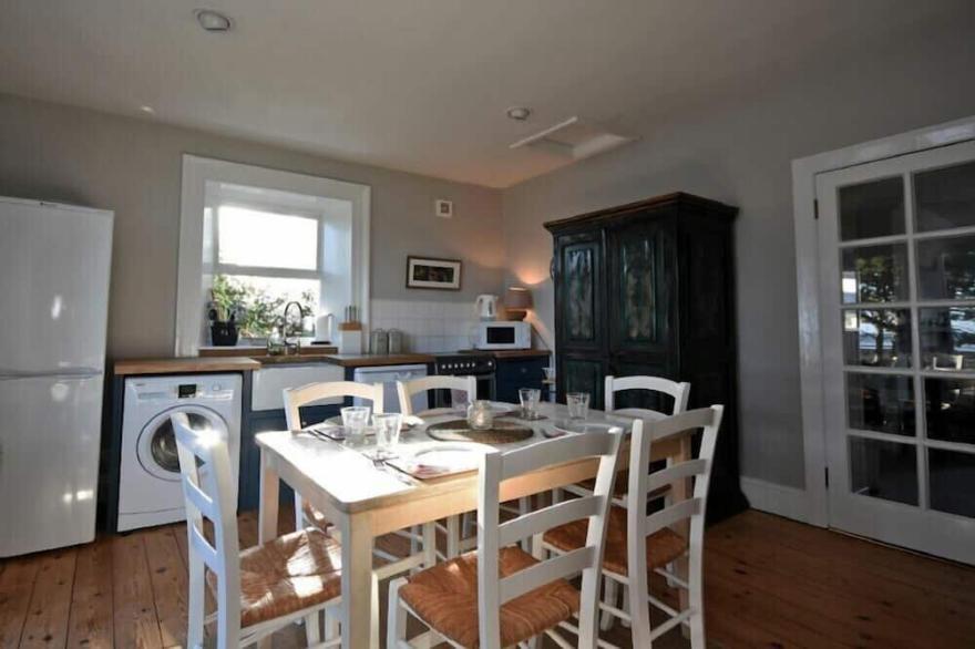 PEBBLE COTTAGE, pet friendly, country holiday cottage in Boulmer