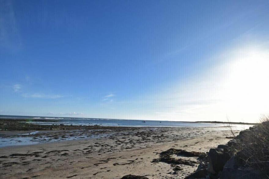 PEBBLE COTTAGE, pet friendly, country holiday cottage in Boulmer