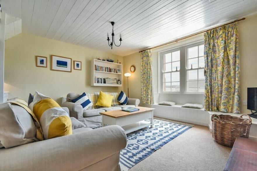 SANDPIPER COTTAGE (LOW NEWTON), pet friendly in Low Newton-By-The-Sea