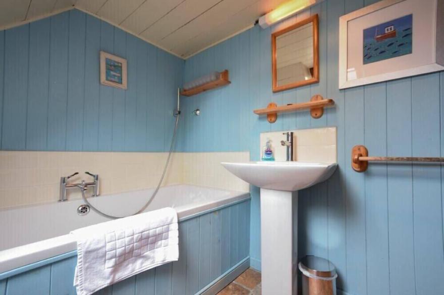 SANDPIPER COTTAGE (LOW NEWTON), pet friendly in Low Newton-By-The-Sea
