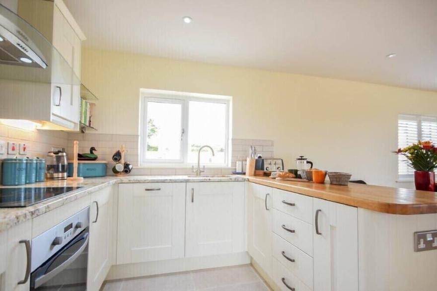 ROCK LODGE, pet friendly, with open fire in Alnmouth