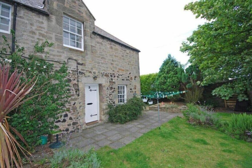 AVOCET COTTAGE, pet friendly, country holiday cottage in Bamburgh