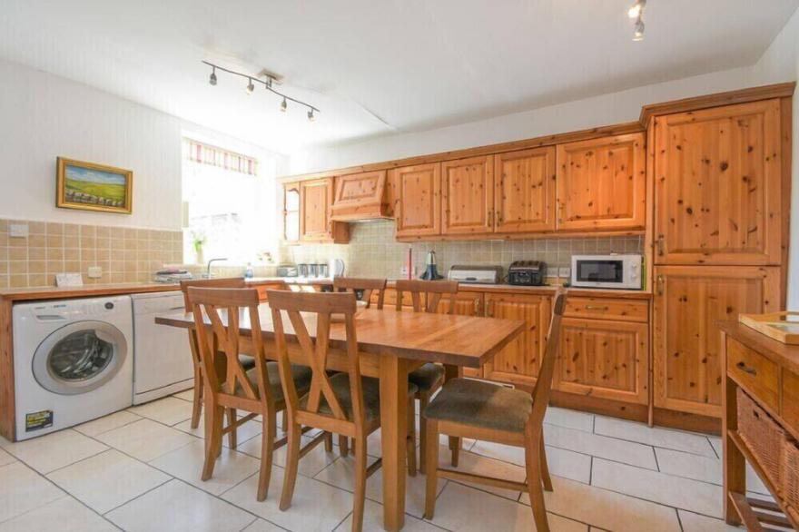 AVOCET COTTAGE, pet friendly, country holiday cottage in Bamburgh