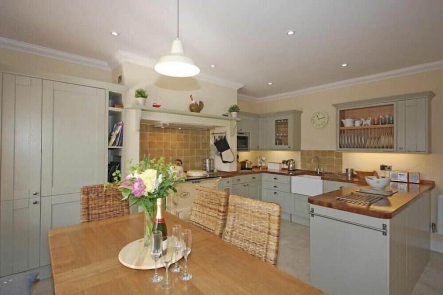 GRANGE COTTAGE, pet friendly, country holiday cottage in Alnmouth