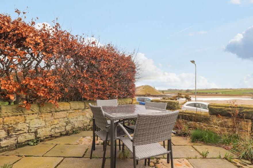 THE BEACH HOUSE, ALNMOUTH, pet friendly, with a garden in Alnmouth