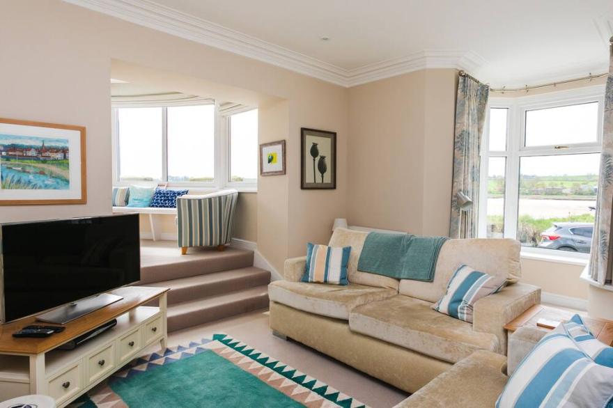 THE BEACH HOUSE, ALNMOUTH, pet friendly, with a garden in Alnmouth