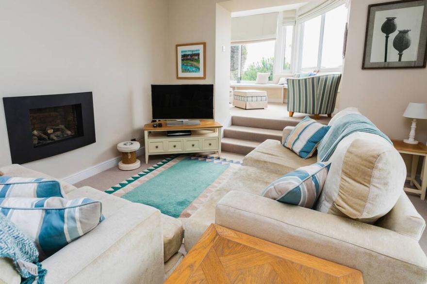 THE BEACH HOUSE, ALNMOUTH, pet friendly, with a garden in Alnmouth