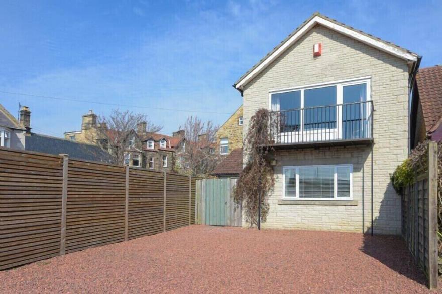 THE BOATHOUSE (ALNMOUTH), pet friendly, with a garden in Alnmouth