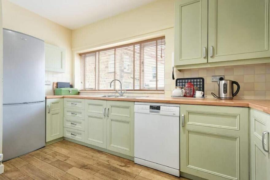 THE BOATHOUSE (ALNMOUTH), pet friendly, with a garden in Alnmouth