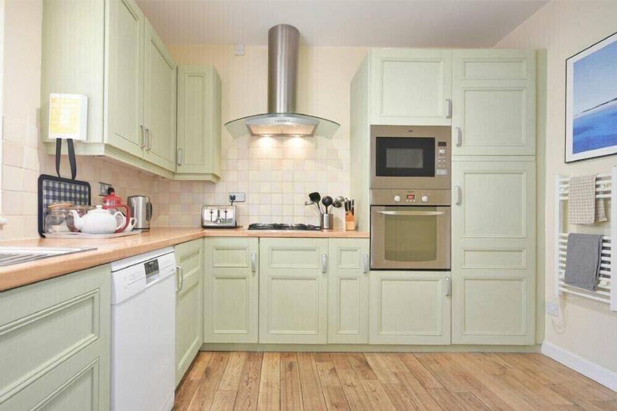 THE BOATHOUSE (ALNMOUTH), pet friendly, with a garden in Alnmouth