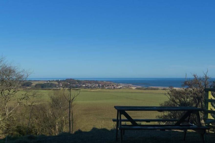 APPLE ORCHARD HOUSE, pet friendly, with open fire in Alnmouth