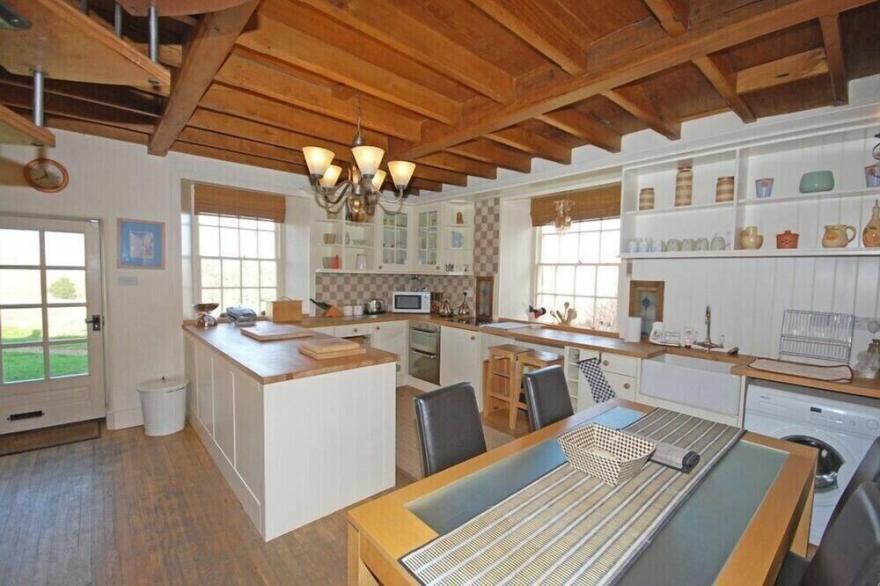 APPLE ORCHARD HOUSE, pet friendly, with open fire in Alnmouth