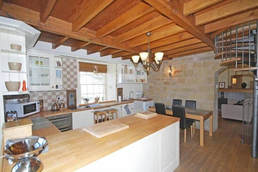 APPLE ORCHARD HOUSE, pet friendly, with open fire in Alnmouth
