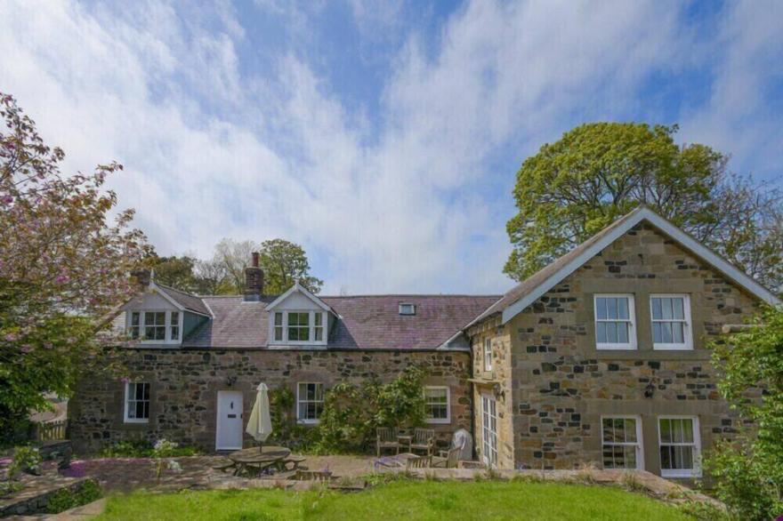 NEWTON COTTAGE, pet friendly, with a garden in Newton-By-The-Sea