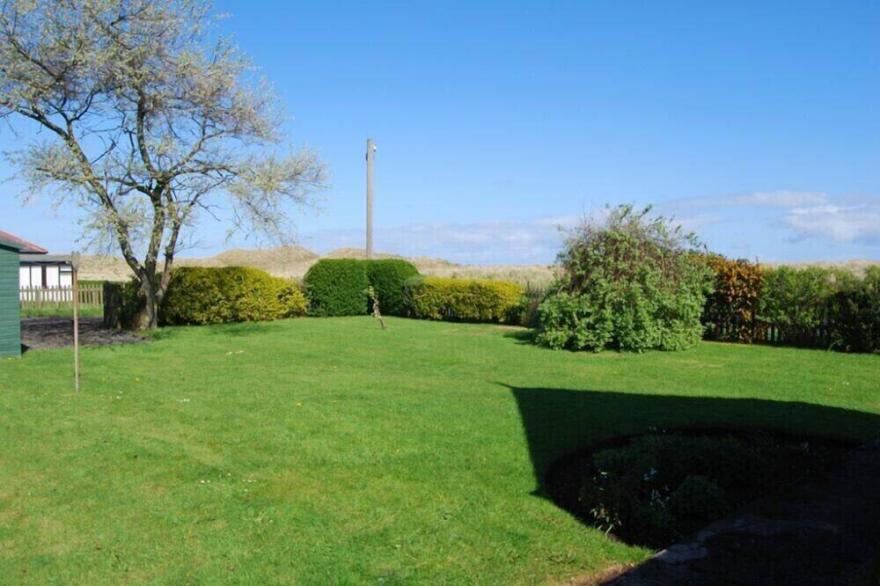 ARMSTRONG COTTAGES NO6, family friendly, with open fire in Bamburgh
