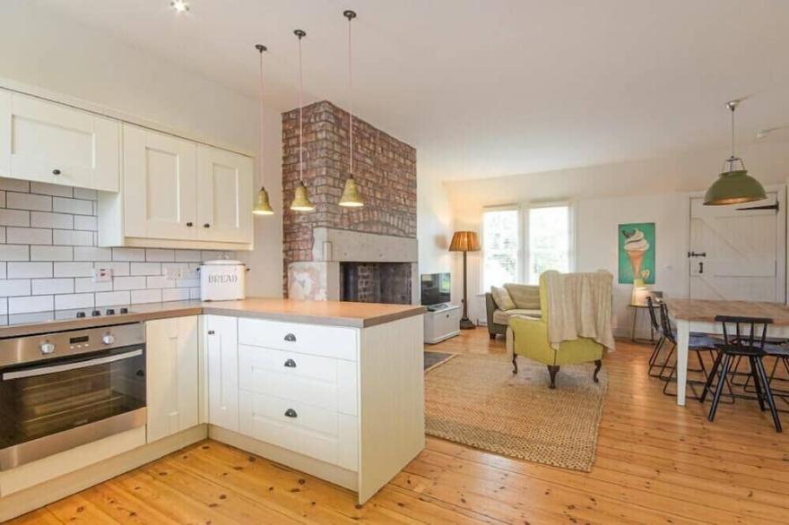 ARMSTRONG COTTAGES NO6, family friendly, with open fire in Bamburgh