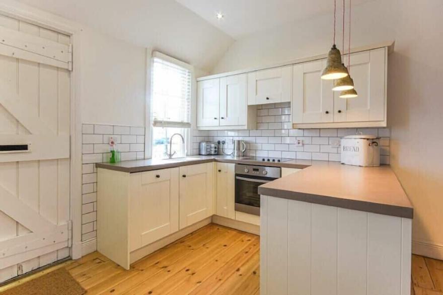 ARMSTRONG COTTAGES NO6, family friendly, with open fire in Bamburgh