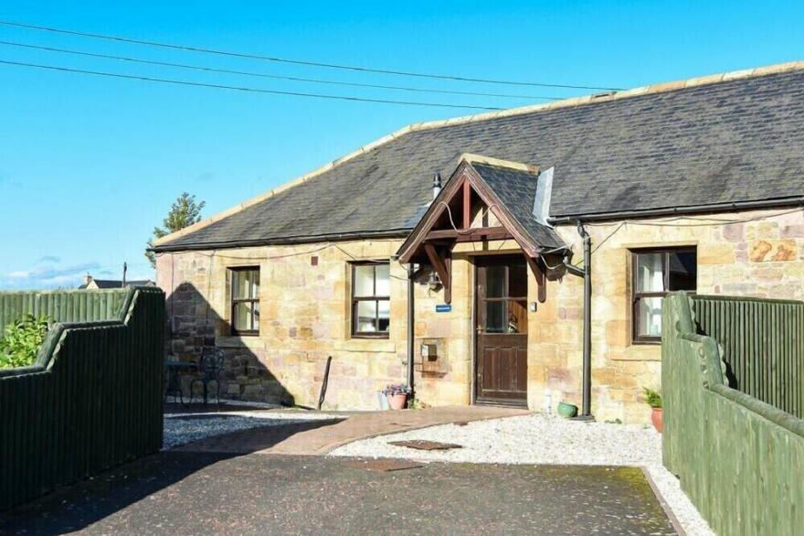 GREENFINCH, pet friendly, with hot tub in Lucker