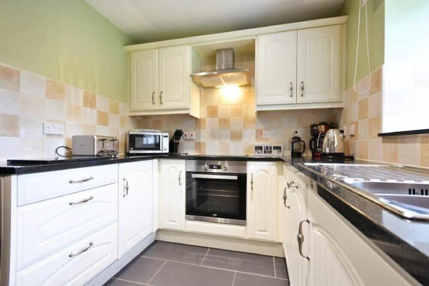 GREENFINCH, pet friendly, with hot tub in Lucker