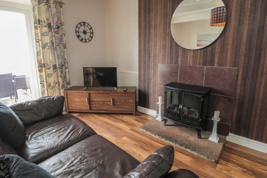 SEAVIEW (HOWICK), pet friendly, country holiday cottage in Craster