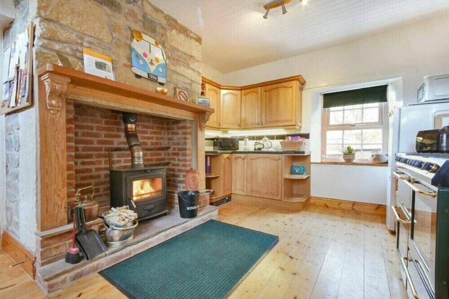 TURNSTONE COTTAGE, pet friendly, with open fire in Bamburgh