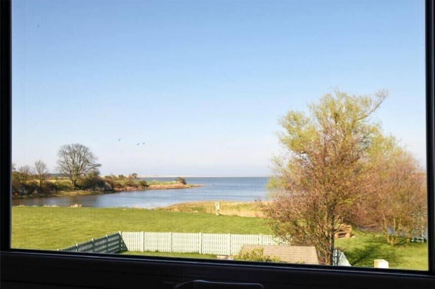 TURNSTONE COTTAGE, pet friendly, with open fire in Bamburgh