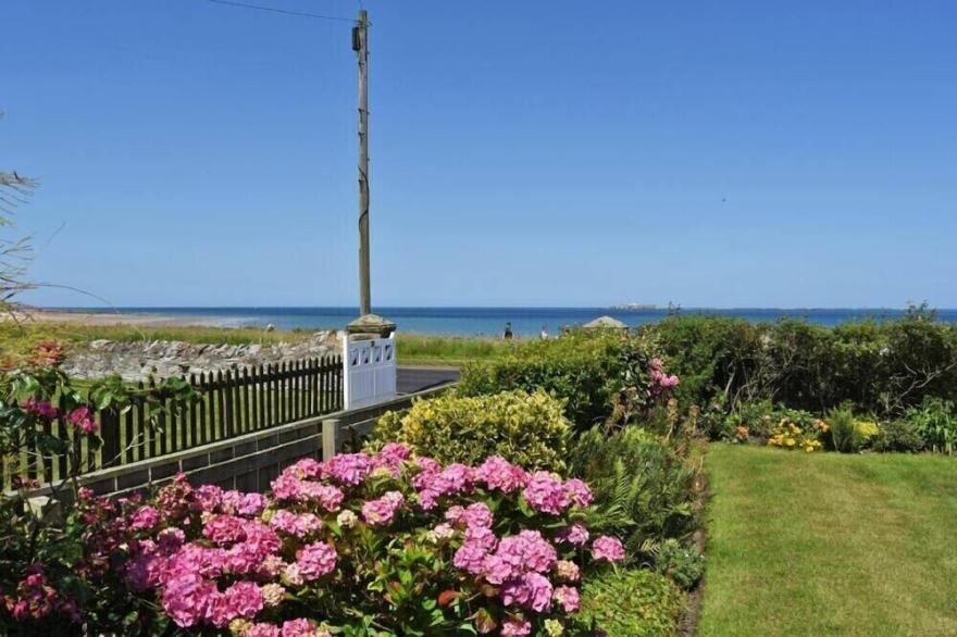 TY Y MOR, pet friendly, country holiday cottage in Seahouses